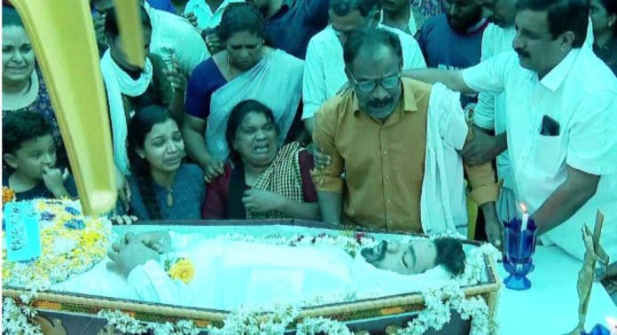 കൽപ്പറ്റയിലെ വാഹനപകടത്തിൽ അന്തരിച്ച ജെൻസന്റെ മൃതദേഹം വീട്ടിലെത്തിച്ചു കൽപ്പറ്റയിലെ വാഹനപകടത്തിൽ അന്തരിച്ച ജെൻസന്റെ മൃതദേഹം വീട്ടിലെത്തിച്ചു