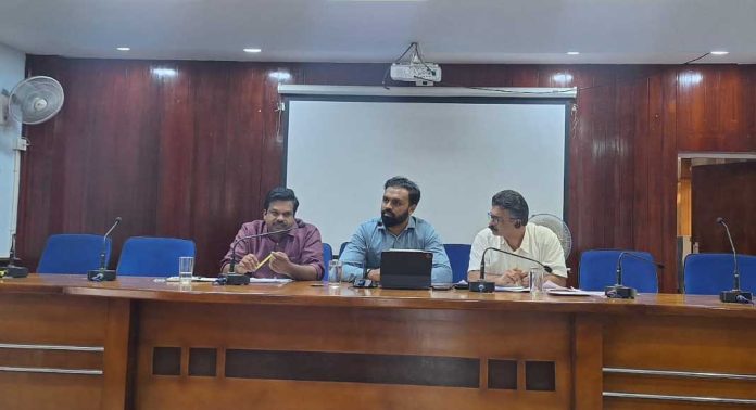 കോന്നി നിയോജകമണ്ഡലത്തിലെ പട്ടയ പ്രശ്നങ്ങൾ പരിഹരിക്കുന്നതിനായി കളക്ടറേറ്റിൽ യോഗം ചേർന്നു കോന്നി നിയോജകമണ്ഡലത്തിലെ പട്ടയ പ്രശ്നങ്ങൾ പരിഹരിക്കുന്നതിനായി കളക്ടറേറ്റിൽ യോഗം ചേർന്നു