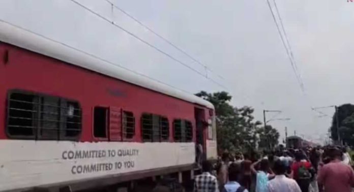 ബീഹാറിൽ ഓടുന്നതിനിടെ സൂപ്പർ ഫാസ്റ്റ് ട്രെയിനിന്റെ ബോഗികൾ വിട്ടുപോയി ബീഹാറിൽ ഓടുന്നതിനിടെ സൂപ്പർ ഫാസ്റ്റ് ട്രെയിനിന്റെ ബോഗികൾ വിട്ടുപോയി