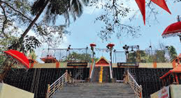 പിത്തള പൊതിഞ്ഞ ആയിരവില്ലൻ ക്ഷേത്രം ശ്രീകോവിൽ സമർപ്പിച്ചു പിത്തള പൊതിഞ്ഞ ആയിരവില്ലൻ ക്ഷേത്രം ശ്രീകോവിൽ സമർപ്പിച്ചു