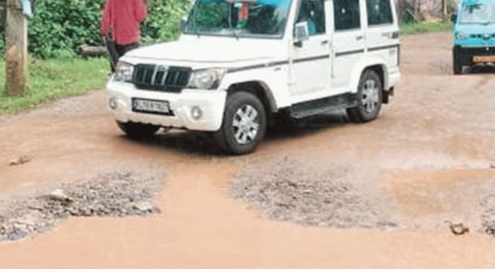 ഇളമണ്ണൂർ-കലഞ്ഞൂർ-പാടം റോഡ് തകര്ന്ന് തരിപ്പണമായി ; ദുരിതത്തില് യാത്രക്കാര് ഇളമണ്ണൂർ-കലഞ്ഞൂർ-പാടം റോഡ് തകര്ന്ന് തരിപ്പണമായി ; ദുരിതത്തില് യാത്രക്കാര്