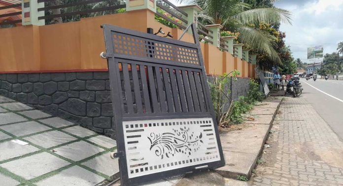പൂവൻപാറയിൽ വീടിന്റെ ഗേറ്റ് ഇടിച്ചു തകർത്ത വാഹനം നിർത്താതെ പോയി പൂവൻപാറയിൽ വീടിന്റെ ഗേറ്റ് ഇടിച്ചു തകർത്ത വാഹനം നിർത്താതെ പോയി
