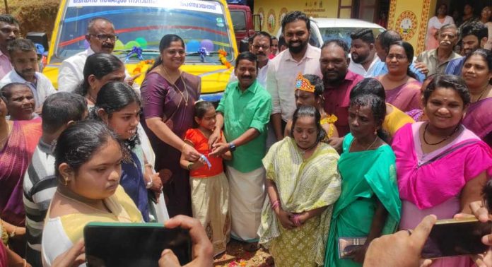ഓണ സമ്മാനമായി സ്കൂൾ ബസ് നല്കിയ എംഎൽഎക്ക് നന്ദി പറഞ്ഞ് കുഞ്ഞുങ്ങൾ ഓണ സമ്മാനമായി സ്കൂൾ ബസ് നല്കിയ എംഎൽഎക്ക് നന്ദി പറഞ്ഞ് കുഞ്ഞുങ്ങൾ