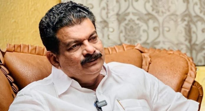 എഡിഎമ്മിൻ്റെ മരണത്തിൽ ദിവ്യയുടെ ഭർത്താവ് പി ശശിക്ക് പങ്കെന്ന് പിവി അൻവർ എഡിഎമ്മിൻ്റെ മരണത്തിൽ ദിവ്യയുടെ ഭർത്താവ് പി ശശിക്ക് പങ്കെന്ന് പിവി അൻവർ