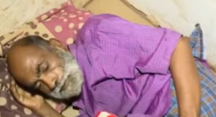 ബന്ധുക്കൾ ഉപേക്ഷിച്ച വൃദ്ധന് കടത്തിണ്ണയിൽ നിന്ന് മോചനം, ആശുപത്രിയിലേക്ക് മാറ്റും ബന്ധുക്കൾ ഉപേക്ഷിച്ച വൃദ്ധന് കടത്തിണ്ണയിൽ നിന്ന് മോചനം, ആശുപത്രിയിലേക്ക് മാറ്റും