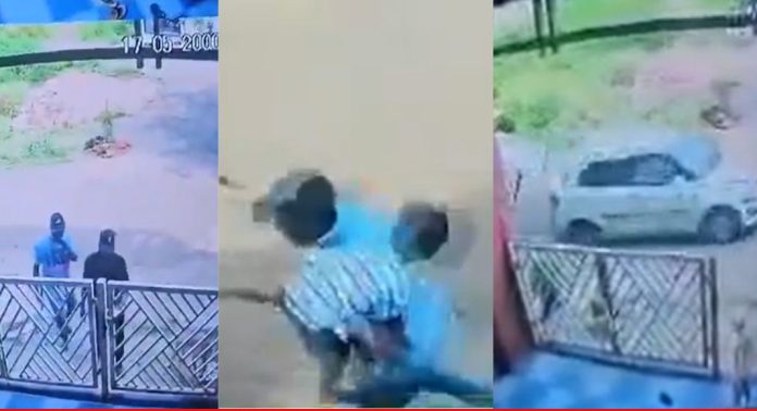 കളിച്ചുകൊണ്ടിരുന്ന കുട്ടികളെ വീടിനുള്ളിൽ കയറി തട്ടിക്കൊണ്ടുപോയി ; രണ്ടംഗ സംഘത്തിനായി തിരച്ചിൽ ഊർജിതം കളിച്ചുകൊണ്ടിരുന്ന കുട്ടികളെ വീടിനുള്ളിൽ കയറി തട്ടിക്കൊണ്ടുപോയി ; രണ്ടംഗ സംഘത്തിനായി തിരച്ചിൽ ഊർജിതം
