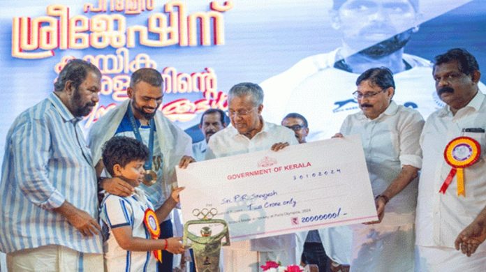 പി.ആര് ശ്രീജേഷിന് സംസ്ഥാന സര്ക്കാരിന്റെ ആദരം ; 2 കോടി രൂപ മുഖ്യമന്ത്രി കൈമാറി പി.ആര് ശ്രീജേഷിന് സംസ്ഥാന സര്ക്കാരിന്റെ ആദരം ; 2 കോടി രൂപ മുഖ്യമന്ത്രി കൈമാറി