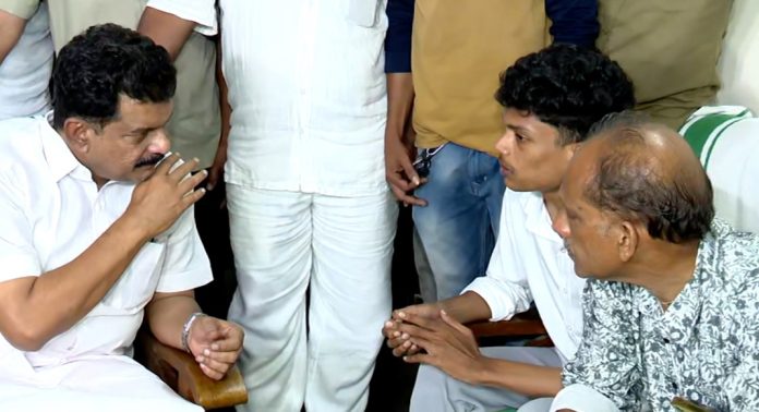 മലപ്പുറത്തേക്കും കാസര്കോട്ടേക്കും മോശം ഉദ്യോഗസ്ഥരെ അയക്കുന്നു : പി വി അന്വര് മലപ്പുറത്തേക്കും കാസര്കോട്ടേക്കും മോശം ഉദ്യോഗസ്ഥരെ അയക്കുന്നു : പി വി അന്വര്