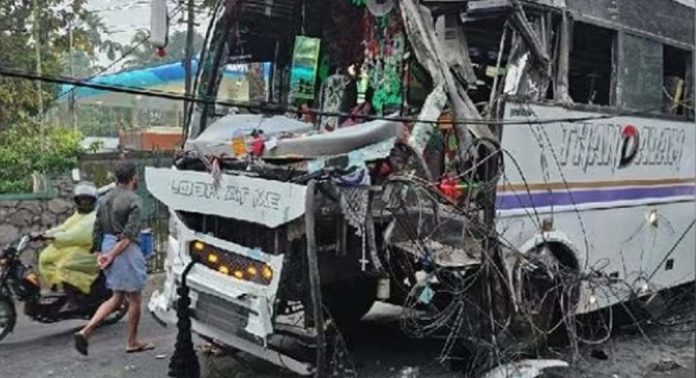 സ്കൂളിൽ നിന്ന് വിനോദയാത്രയ്ക്ക് പോയ ബസ് അപകടത്തിൽപ്പെട്ടു സ്കൂളിൽ നിന്ന് വിനോദയാത്രയ്ക്ക് പോയ ബസ് അപകടത്തിൽപ്പെട്ടു