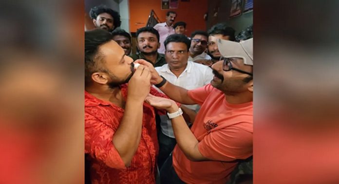 ‘ബോഗയ്ന്വില്ല’ വിജയാഘോഷം ആലപ്പുഴയിൽ നടന്നു, മധുരം പങ്കിട്ട് ചാക്കോച്ചനും ഫഫദും ‘ബോഗയ്ന്വില്ല’ വിജയാഘോഷം ആലപ്പുഴയിൽ നടന്നു, മധുരം പങ്കിട്ട് ചാക്കോച്ചനും ഫഫദും