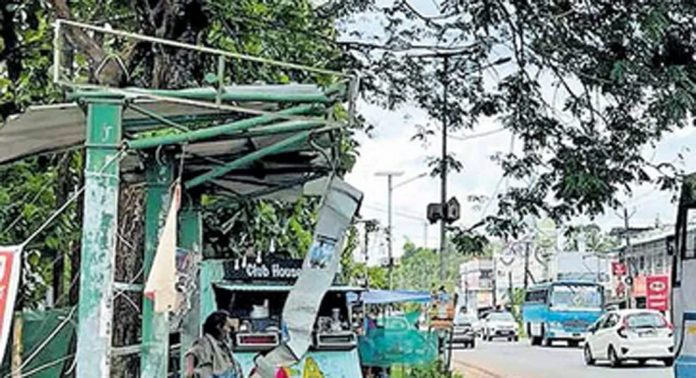 ഒടിഞ്ഞു മടങ്ങി ആറാട്ടുകടവിലെ ബസ് കാത്തിരിപ്പുകേന്ദ്രം ഒടിഞ്ഞു മടങ്ങി ആറാട്ടുകടവിലെ ബസ് കാത്തിരിപ്പുകേന്ദ്രം