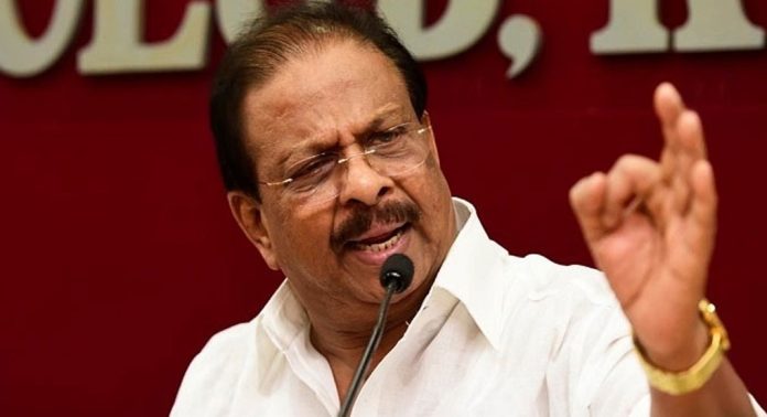 അടൂർ പ്രകാശിനെ ചോദ്യം ചെയുന്നത് രാഷ്ട്രീയപ്രേരിതം : കെ സുധാകരൻ അടൂർ പ്രകാശിനെ ചോദ്യം ചെയുന്നത് രാഷ്ട്രീയപ്രേരിതം : കെ സുധാകരൻ