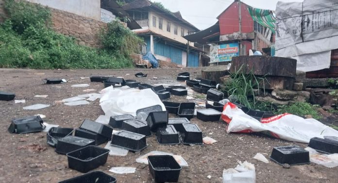 മല്ലപ്പള്ളി മാർക്കറ്റിലും സമീപവും മാലിന്യം കുമിഞ്ഞ് കൂടുന്നു മല്ലപ്പള്ളി മാർക്കറ്റിലും സമീപവും മാലിന്യം കുമിഞ്ഞ് കൂടുന്നു