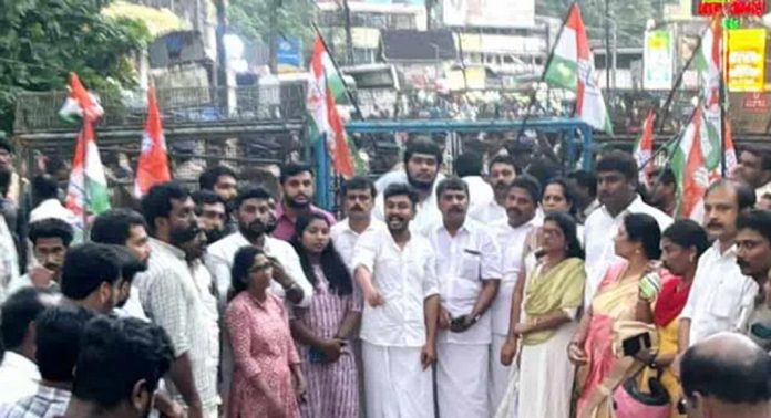 ഡി.സി.സി ഓഫീസിലേക്ക് മാര്ച്ച് നടത്തിയ ഡി.വൈ.എഫ്.ഐക്കാര്ക്ക് മറുപടിയുമായി യൂത്ത് കോണ്ഗ്രസ് : പകരത്തിന് പകരം സി.പി.എം ജില്ലാ കമ്മറ്റി ഓഫീസിലേക്ക് മാര്ച്ച് നടത്തി ഡി.സി.സി ഓഫീസിലേക്ക് മാര്ച്ച് നടത്തിയ ഡി.വൈ.എഫ്.ഐക്കാര്ക്ക് മറുപടിയുമായി യൂത്ത് കോണ്ഗ്രസ് : പകരത്തിന് പകരം സി.പി.എം ജില്ലാ കമ്മറ്റി ഓഫീസിലേക്ക് മാര്ച്ച് നടത്തി
