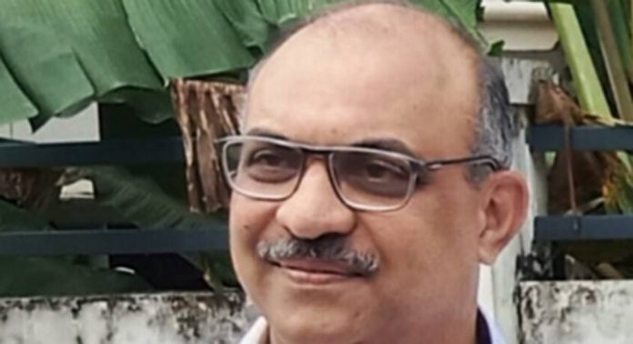 എയർപ്പോർട്ടിൽ നിന്ന് സുഹൃത്തിനെയും കൂട്ടിക്കൊണ്ട് വരുന്നതിനിടെ കാറിൽ വെച്ച് ഹൃദയാഘാതം; മലയാളി മരിച്ചു എയർപ്പോർട്ടിൽ നിന്ന് സുഹൃത്തിനെയും കൂട്ടിക്കൊണ്ട് വരുന്നതിനിടെ കാറിൽ വെച്ച് ഹൃദയാഘാതം; മലയാളി മരിച്ചു