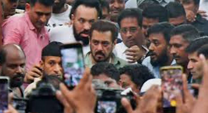 മഹാരാഷ്ട്ര സര്ക്കാര് സല്മാൻ ഖാന്റെ വീടിന് സുരക്ഷയേര്പ്പെടുത്തി മഹാരാഷ്ട്ര സര്ക്കാര് സല്മാൻ ഖാന്റെ വീടിന് സുരക്ഷയേര്പ്പെടുത്തി