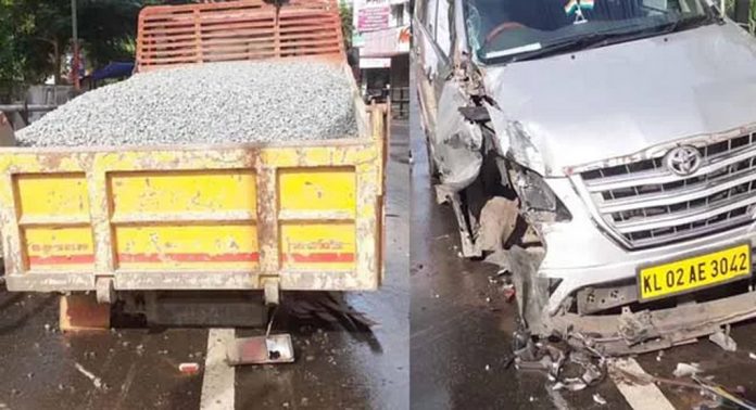 തിരുവല്ലയില് നിയന്ത്രണം വിട്ട ഇന്നോവ മിനിലോറിക്ക് പിന്നിലിടിച്ച് അപകടം ; രണ്ടു പേര്ക്ക് പരിക്ക് തിരുവല്ലയില് നിയന്ത്രണം വിട്ട ഇന്നോവ മിനിലോറിക്ക് പിന്നിലിടിച്ച് അപകടം ; രണ്ടു പേര്ക്ക് പരിക്ക്