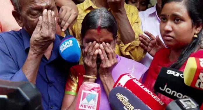 സ്നേഹിച്ച് കൊണ്ടുവന്ന കുറ്റത്തിനല്ലേ എന്റെ മകനോടീ ക്രൂരത ചെയ്തത് ? : അനീഷിന്റെ അമ്മ സ്നേഹിച്ച് കൊണ്ടുവന്ന കുറ്റത്തിനല്ലേ എന്റെ മകനോടീ ക്രൂരത ചെയ്തത് ? : അനീഷിന്റെ അമ്മ