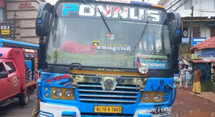 വർക്കലയിൽ ഓടികൊണ്ടിരുന്ന ബസിന് തീപിടിച്ചു വർക്കലയിൽ ഓടികൊണ്ടിരുന്ന ബസിന് തീപിടിച്ചു