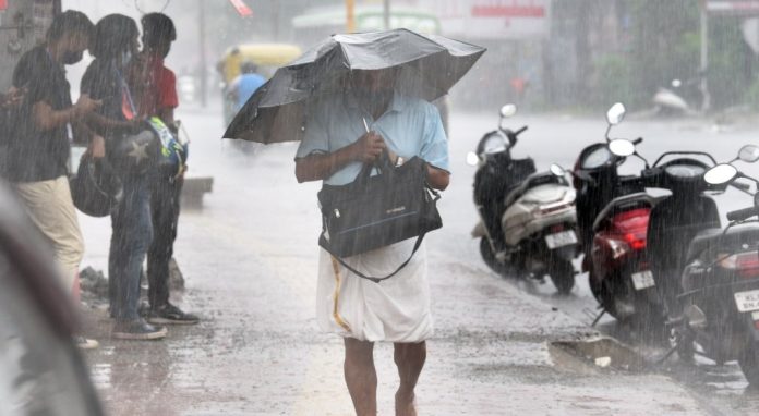 സംസ്ഥാനത്ത് മഴ ശക്തമാകുന്നു ; ഇന്ന് 3 ജില്ലകളില് യെല്ലോ അലര്ട്ട് സംസ്ഥാനത്ത് മഴ ശക്തമാകുന്നു ; ഇന്ന് 3 ജില്ലകളില് യെല്ലോ അലര്ട്ട്