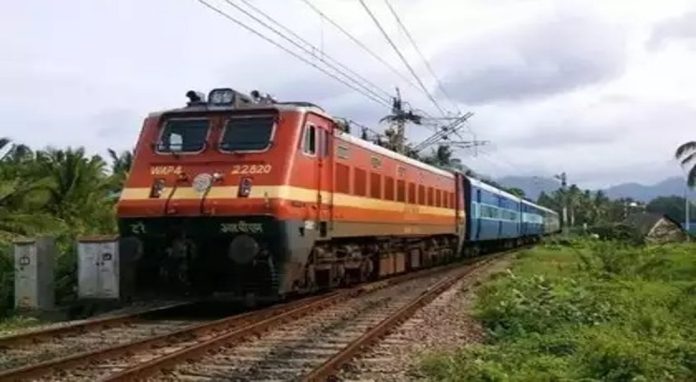 ട്രെയിനിടിച്ച് രണ്ട് പെൺകുട്ടികൾക്ക് ദാരുണാന്ത്യം ട്രെയിനിടിച്ച് രണ്ട് പെൺകുട്ടികൾക്ക് ദാരുണാന്ത്യം
