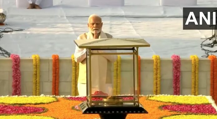 ഗാന്ധിയുടെ ജീവിതവും ആദർശങ്ങളും എന്നും പ്രചോദനം ; ആദരമർപ്പിച്ച് പ്രധാനമന്ത്രി ഗാന്ധിയുടെ ജീവിതവും ആദർശങ്ങളും എന്നും പ്രചോദനം ; ആദരമർപ്പിച്ച് പ്രധാനമന്ത്രി