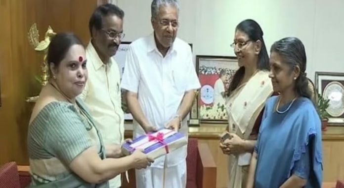 മൊഴി നല്കിയവര്ക്ക് കേസുമായി പോകാന് താത്പര്യമില്ലെന്ന് സൂചന ; ഹേമ കമ്മിറ്റി റിപ്പോര്ട്ട് ഇന്ന് വീണ്ടും ഹൈക്കോടതിയില് മൊഴി നല്കിയവര്ക്ക് കേസുമായി പോകാന് താത്പര്യമില്ലെന്ന് സൂചന ; ഹേമ കമ്മിറ്റി റിപ്പോര്ട്ട് ഇന്ന് വീണ്ടും ഹൈക്കോടതിയില്