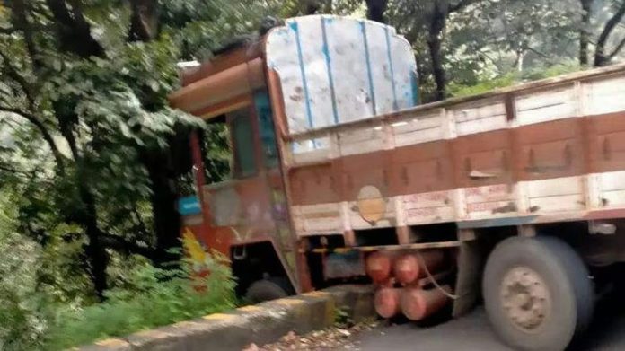 ഡ്രൈവര് ചായ കുടിക്കുന്നതിനിടെ ലോറിയുമായി യുവാവ് മുങ്ങി ; പിടികൂടി പോലീസ് ഡ്രൈവര് ചായ കുടിക്കുന്നതിനിടെ ലോറിയുമായി യുവാവ് മുങ്ങി ; പിടികൂടി പോലീസ്