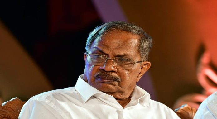 എംടിയുടെ വീട്ടിലെ മോഷണം ; 2 പേർ കസ്റ്റഡിയിൽ എംടിയുടെ വീട്ടിലെ മോഷണം ; 2 പേർ കസ്റ്റഡിയിൽ
