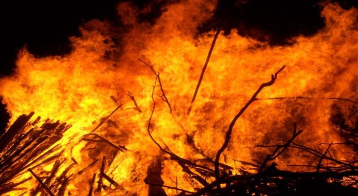 മഹാരാഷ്ട്രയില് കെട്ടിടത്തിന് തീപിടിച്ച് ഏഴ് പേര്ക്ക് ദാരുണാന്ത്യം മഹാരാഷ്ട്രയില് കെട്ടിടത്തിന് തീപിടിച്ച് ഏഴ് പേര്ക്ക് ദാരുണാന്ത്യം