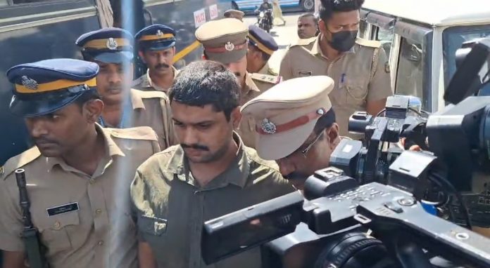 തൃശൂരിലെ എടിഎം കവര്ച്ച : ഗ്യാസ് കട്ടറും ട്രേകളും അടക്കം നിര്ണായക തൊണ്ടി മുതലുകള് പുഴയില് നിന്നും കണ്ടെത്തി തൃശൂരിലെ എടിഎം കവര്ച്ച : ഗ്യാസ് കട്ടറും ട്രേകളും അടക്കം നിര്ണായക തൊണ്ടി മുതലുകള് പുഴയില് നിന്നും കണ്ടെത്തി