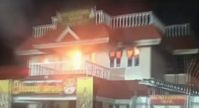 പാറമേക്കാവ് ക്ഷേത്രത്തിന്റെ അഗ്രശാലയിൽ തീപിടിത്തം പാറമേക്കാവ് ക്ഷേത്രത്തിന്റെ അഗ്രശാലയിൽ തീപിടിത്തം