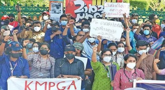 പിജി ഡോക്ടറുടെ കൊലപാതകം ; നിരാഹാര സമരം
തുടരുന്നു പിജി ഡോക്ടറുടെ കൊലപാതകം ; നിരാഹാര സമരം
തുടരുന്നു