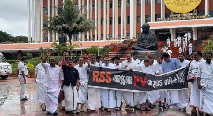 സഭയില് നാടകീയ രംഗങ്ങള്, സ്പീക്കറുടെ ഡയസില് ബാനര് കെട്ടി പ്രതിഷേധം സഭയില് നാടകീയ രംഗങ്ങള്, സ്പീക്കറുടെ ഡയസില് ബാനര് കെട്ടി പ്രതിഷേധം