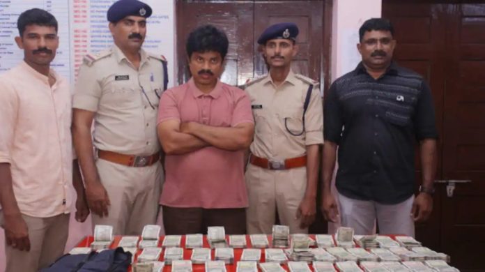 ട്രെയിനിൽ കടത്തികൊണ്ട് വന്ന കുഴൽപ്പണവുമായി ഒരാള് പിടിയിൽ ട്രെയിനിൽ കടത്തികൊണ്ട് വന്ന കുഴൽപ്പണവുമായി ഒരാള് പിടിയിൽ
