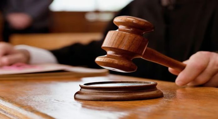 വഴിയാത്രക്കാരിയായ യുവതിയോട് അശ്ലീലം പറഞ്ഞു ; യുവാവിന് ഒന്നര വര്ഷം കഠിനതടവും പിഴയും വഴിയാത്രക്കാരിയായ യുവതിയോട് അശ്ലീലം പറഞ്ഞു ; യുവാവിന് ഒന്നര വര്ഷം കഠിനതടവും പിഴയും