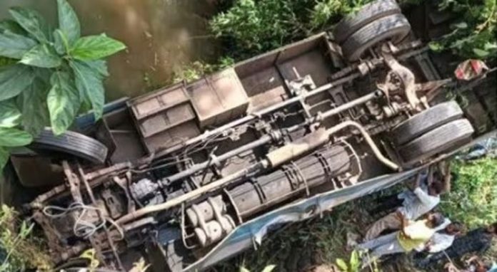 കെഎസ്ആര്ടിസി ബസ് അപകടം : ഡ്രൈവറുടെ അശ്രദ്ധയെന്ന് പ്രാഥമിക അന്വേഷണ റിപ്പോര്ട്ട് കെഎസ്ആര്ടിസി ബസ് അപകടം : ഡ്രൈവറുടെ അശ്രദ്ധയെന്ന് പ്രാഥമിക അന്വേഷണ റിപ്പോര്ട്ട്