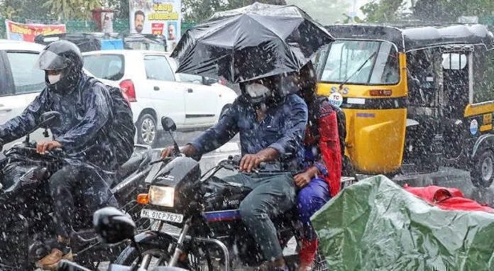 തീവ്ര ന്യൂനമർദ്ദവും ചക്രവാതചുഴിയും : സംസ്ഥാനത്ത് ശക്തമായ മഴ തുടരുന്നു; എട്ട് ജില്ലകളിൽ യെല്ലോ അലർട്ട് തീവ്ര ന്യൂനമർദ്ദവും ചക്രവാതചുഴിയും : സംസ്ഥാനത്ത് ശക്തമായ മഴ തുടരുന്നു; എട്ട് ജില്ലകളിൽ യെല്ലോ അലർട്ട്
