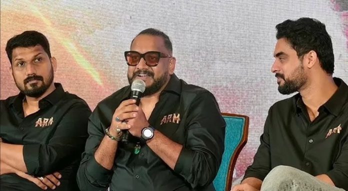 എആര്എം സിനിമയുടെ വ്യാജ പതിപ്പ് ; കേരള പോലീസിനും മാധ്യമങ്ങൾക്കും നന്ദി അറിയിച്ച് ജിതിന് ലാല് എആര്എം സിനിമയുടെ വ്യാജ പതിപ്പ് ; കേരള പോലീസിനും മാധ്യമങ്ങൾക്കും നന്ദി അറിയിച്ച് ജിതിന് ലാല്
