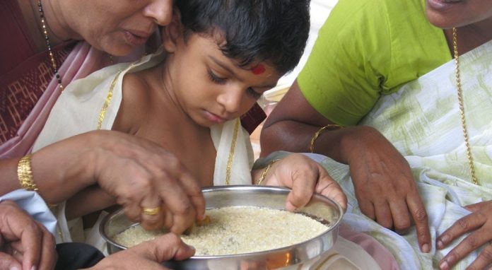 മൂകാംബിക ക്ഷേത്രത്തിൽ അറിവിന്റെ ആദ്യക്ഷരം കുറിച്ച് കുരുന്നുകൾ മൂകാംബിക ക്ഷേത്രത്തിൽ അറിവിന്റെ ആദ്യക്ഷരം കുറിച്ച് കുരുന്നുകൾ