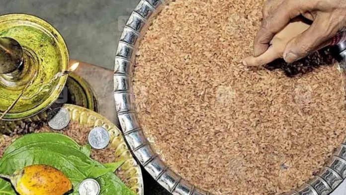 ഇന്ന് വിജയദശമി; അക്ഷരലോകത്തേക്ക് പിച്ചവെക്കാൻ കുരുന്നുകൾ… ഇന്ന് വിജയദശമി; അക്ഷരലോകത്തേക്ക് പിച്ചവെക്കാൻ കുരുന്നുകൾ…