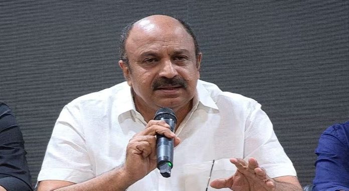 പോലീസും മാധ്യമങ്ങളും എന്നെയും മകനെയും പിന്തുടരുന്നു, വിവരങ്ങള് ചോര്ത്തി നല്കുന്നു’; സിദ്ദിഖിന്റെ പരാതിയില് അന്വേഷണം പോലീസും മാധ്യമങ്ങളും എന്നെയും മകനെയും പിന്തുടരുന്നു, വിവരങ്ങള് ചോര്ത്തി നല്കുന്നു’; സിദ്ദിഖിന്റെ പരാതിയില് അന്വേഷണം