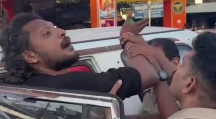 എംപിയുടെ വാഹനം മുന്നിലെ കാറില് തട്ടി ; ബഹളംവെച്ച ആളുടെ കാറില് നിന്ന് കഞ്ചാവ് കണ്ടെത്തി എംപിയുടെ വാഹനം മുന്നിലെ കാറില് തട്ടി ; ബഹളംവെച്ച ആളുടെ കാറില് നിന്ന് കഞ്ചാവ് കണ്ടെത്തി