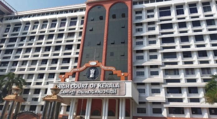 നടിയെ ആക്രമിച്ച കേസ് ; അതിജീവിതയുടെ ഹർജി തള്ളി നടിയെ ആക്രമിച്ച കേസ് ; അതിജീവിതയുടെ ഹർജി തള്ളി