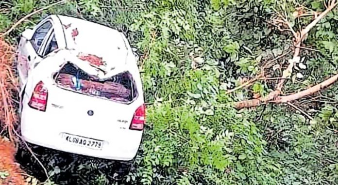 നിയന്ത്രണം നഷ്ടപ്പെട്ട കാർ കൊക്കയിലേക്ക് മറിഞ്ഞ് മരത്തിൽ തട്ടി നിന്നു ; യാത്രക്കാർ രക്ഷപ്പെട്ടു നിയന്ത്രണം നഷ്ടപ്പെട്ട കാർ കൊക്കയിലേക്ക് മറിഞ്ഞ് മരത്തിൽ തട്ടി നിന്നു ; യാത്രക്കാർ രക്ഷപ്പെട്ടു
