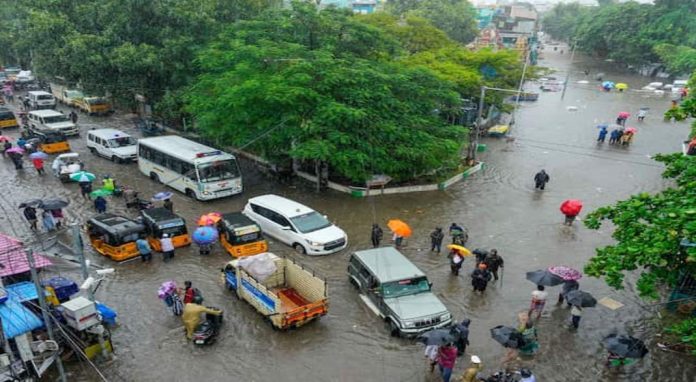 ചെന്നൈയില് ഇന്നും അതിതീവ്രമഴയ്ക്ക് സാധ്യത ; താഴ്ന്ന പ്രദേശങ്ങള് വെള്ളത്തിനടിയില്, പൊതുഅവധി ചെന്നൈയില് ഇന്നും അതിതീവ്രമഴയ്ക്ക് സാധ്യത ; താഴ്ന്ന പ്രദേശങ്ങള് വെള്ളത്തിനടിയില്, പൊതുഅവധി