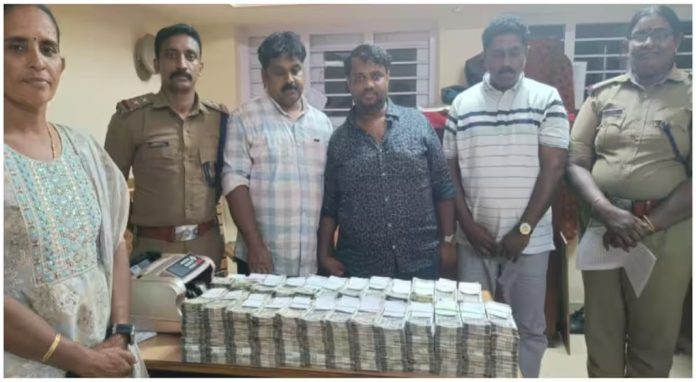 വൻ കുഴൽപ്പണ വേട്ട ; പിടികൂടിയത് ഒരു കോടിയിലധികം രൂപയുടെ കള്ളപ്പണം ; മൂന്ന് യുവാക്കൾ അറസ്റ്റിൽ വൻ കുഴൽപ്പണ വേട്ട ; പിടികൂടിയത് ഒരു കോടിയിലധികം രൂപയുടെ കള്ളപ്പണം ; മൂന്ന് യുവാക്കൾ അറസ്റ്റിൽ
