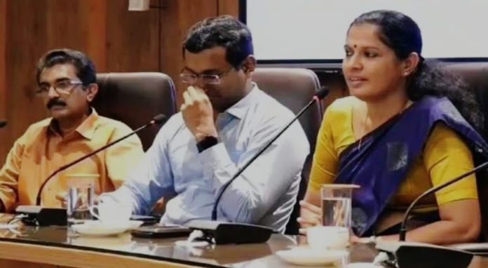 നവീൻ ബാബുവിന്റെ മരണത്തിൽ അന്വേഷണം ; പിപി ദിവ്യയുടെ മൊഴിയെടുക്കും; കണ്ണൂര് പോലീസ് പത്തനംതിട്ടയിലേക്ക് നവീൻ ബാബുവിന്റെ മരണത്തിൽ അന്വേഷണം ; പിപി ദിവ്യയുടെ മൊഴിയെടുക്കും; കണ്ണൂര് പോലീസ് പത്തനംതിട്ടയിലേക്ക്
