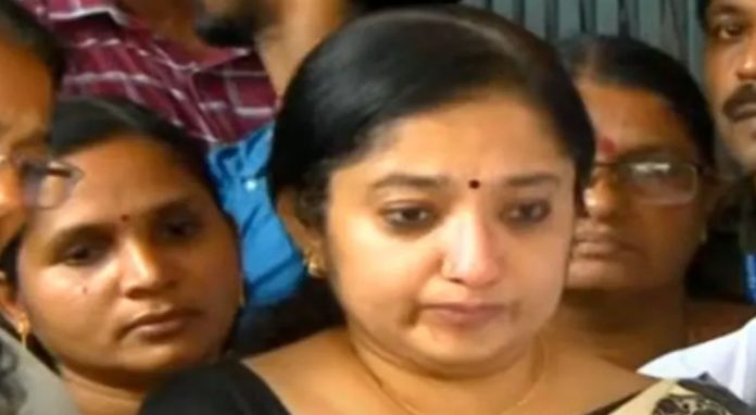 നവീൻ ഇനിയില്ലെന്ന് വിശ്വസിക്കാൻ കഴിയുന്നില്ല’: കണ്ണീരോടെ അവസാനമായി യാത്ര പറഞ്ഞ് സഹപ്രവർത്തകർ നവീൻ ഇനിയില്ലെന്ന് വിശ്വസിക്കാൻ കഴിയുന്നില്ല’: കണ്ണീരോടെ അവസാനമായി യാത്ര പറഞ്ഞ് സഹപ്രവർത്തകർ