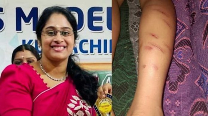 യുകെജി വിദ്യാർഥിയെ മർദിച്ചെന്ന കേസിൽ അധ്യാപിക കീഴടങ്ങി യുകെജി വിദ്യാർഥിയെ മർദിച്ചെന്ന കേസിൽ അധ്യാപിക കീഴടങ്ങി